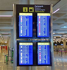 panel de salidas y llegadas al aeropuerto de Alicante